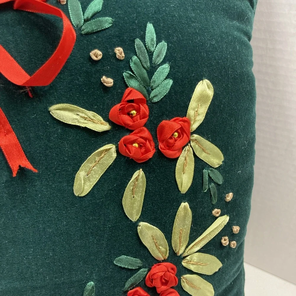 Vtg Velvet Green Embroidery & Ribbon Flowers‎ Christmas Wreath Pillow 15